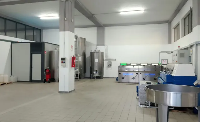 Il frantoio dell'azienda, con i silos d'acciaio e la vasca